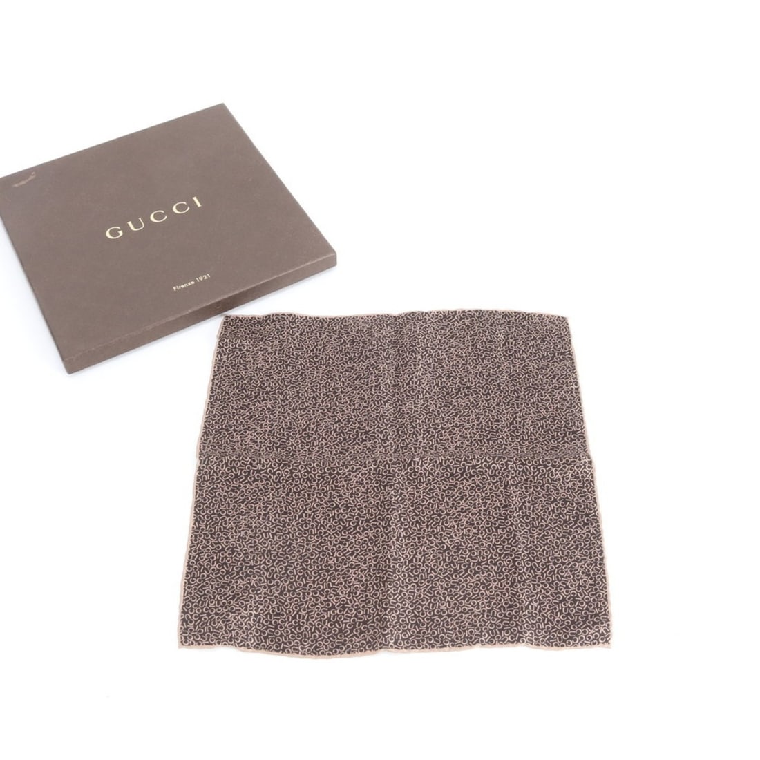 Gucci logo print silk scarf/muffler, brown, for women.: --- Catalog ---Category: SizeSize (LxW): 29cm x 29cm / 11.41'' x 11.41''Category: DesignType: ScarfColor: BrownGender: WomenMaterial: Silk Category: GeneralBrand: GucciCountry of Origin: Italy--- Item