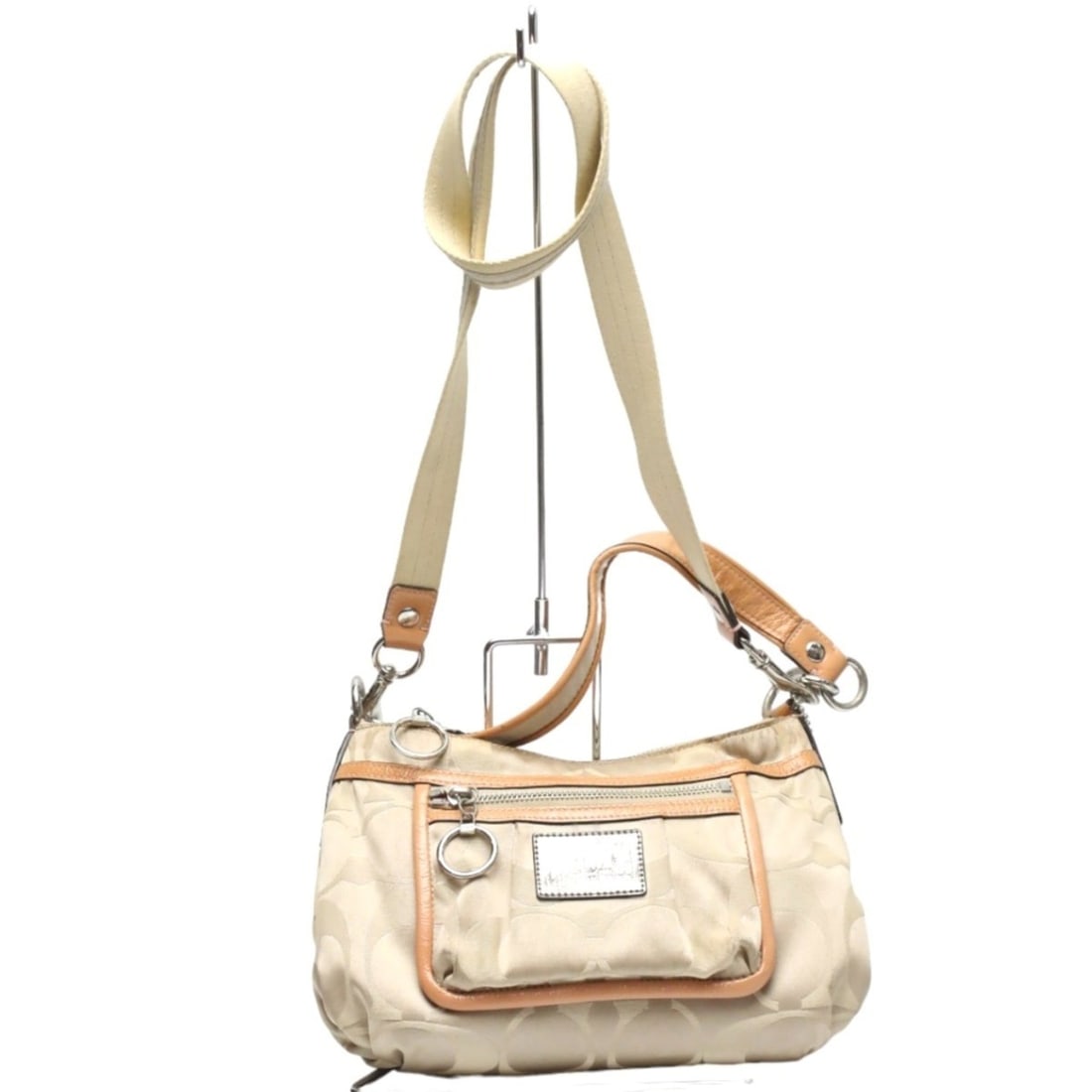 Coach Poppy Signature 2-Way Leather Shoulder Bag F14562 Beige: --- Catalog ---Category: SizeSize (HxWxD): 19cm x 25cm x 7cm / 7.48'' x 9.84'' x 2.75''Category: DesignType: Shoulder bagColor: BeigeGender: WomenMaterial: Signature line Category: GeneralMPN: