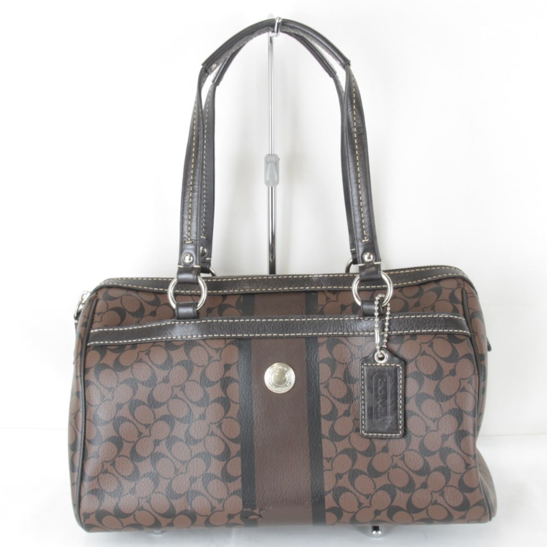 COACH Signature F15132 Leather Brown Women's: --- Catalog ---Category: SizeSize (HxWxD): 22cm x 30cm x 19cm / 8.66'' x 11.81'' x 7.48''Handle Length: 48cm / 18.89''Category: DesignType: Shoulder bagColor: BrownGender: WomenClosure: ZipperMaterial