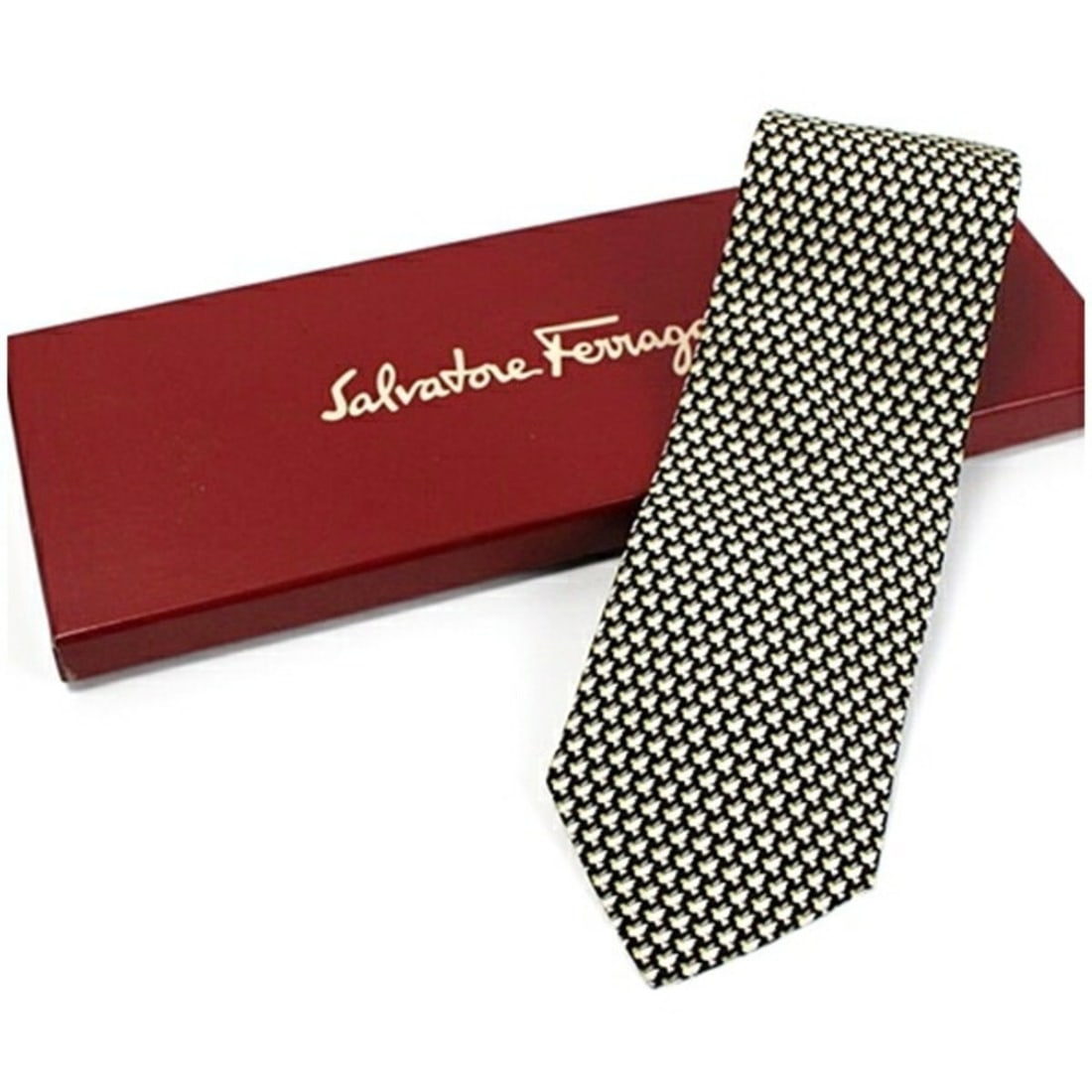 Salvatore Ferragamo Silk Necktie Bird Pattern Men's: --- Catalog ---Category: SizeWidth: 9cm / 3.54''Category: DesignType: CravatColor: BlackGender: MenMaterial: Silk Category: GeneralBrand: Salvatore Ferragamo--- Item List ---Section: ConditionRanking: