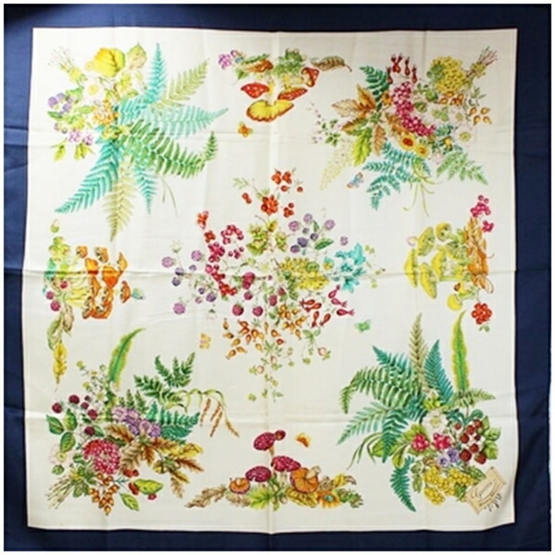 Gucci Silk Scarf Floral Pattern White x Navy GUCCI Women's: --- Catalog ---Category: DesignType: ScarfColor: Navy, WhiteGender: Men,WomenMaterial: Silk Category: GeneralBrand: Gucci--- Item List ---Section: ConditionRanking: Rank AB Used - Traces of usage, scr