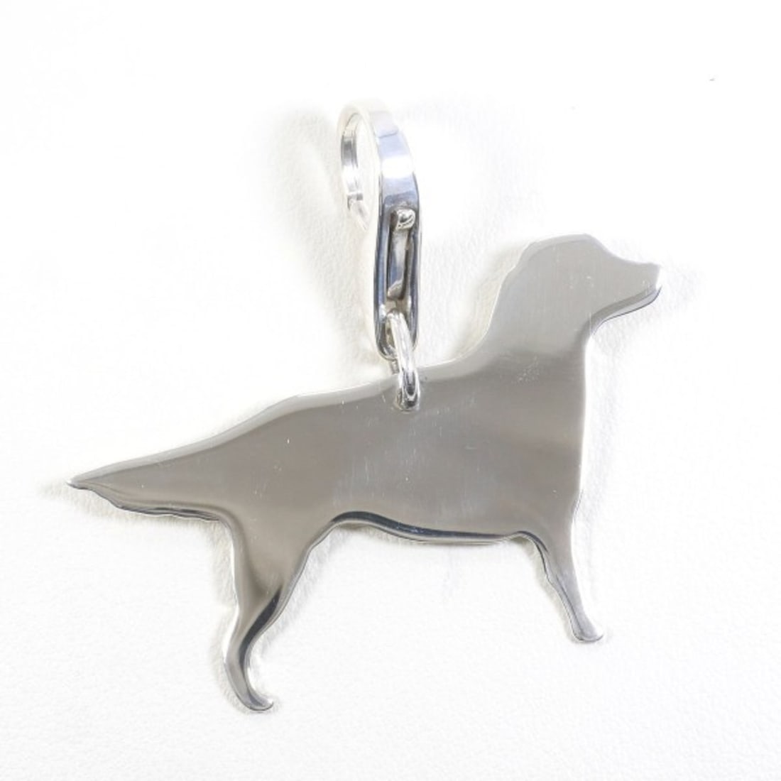 Tiffany Dog Silver Keychain Total weight approx. 12.5g: --- Catalog ---Category: SizeSize (HxWxD): 5.3cm x 5.7cm / 2.08'' x 2.24''Category: DesignType: KeyringColor: SilverGender: WomenMaterial: Silver 925Category: GeneralBrand: Tiffany--- Item List ---Sec