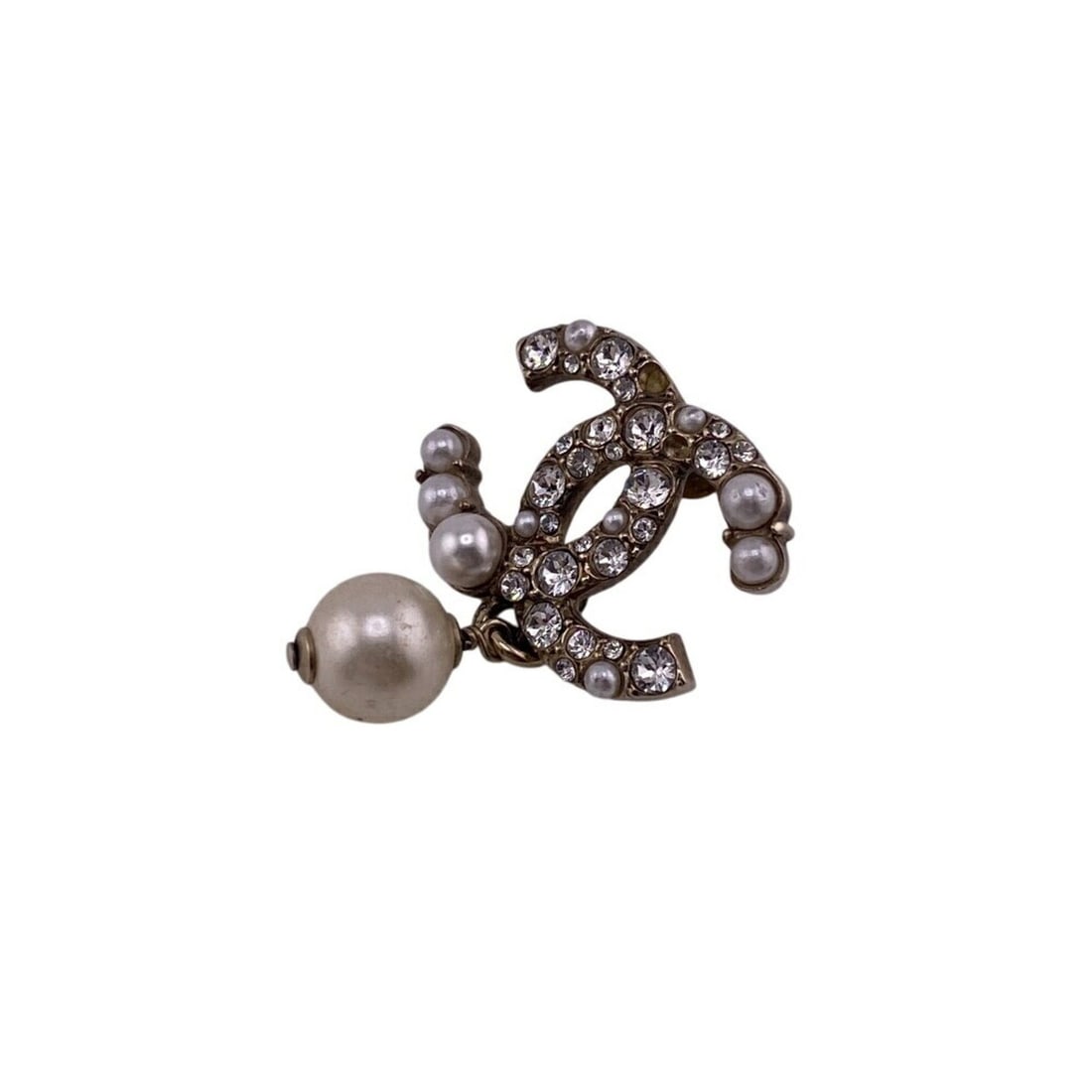 CHANEL Coco Mark C21V Rhinestone Earrings Silver Women's: --- Catalog ---Category: SizeSize (HxWxD): 30.00mm x 25.00mm / 1.18'' x 0.98''Category: DesignType: Stud earringsColor: Silver, WhiteGender: WomenMaterial: Gold platingSingle earring: YesCategory: Gen