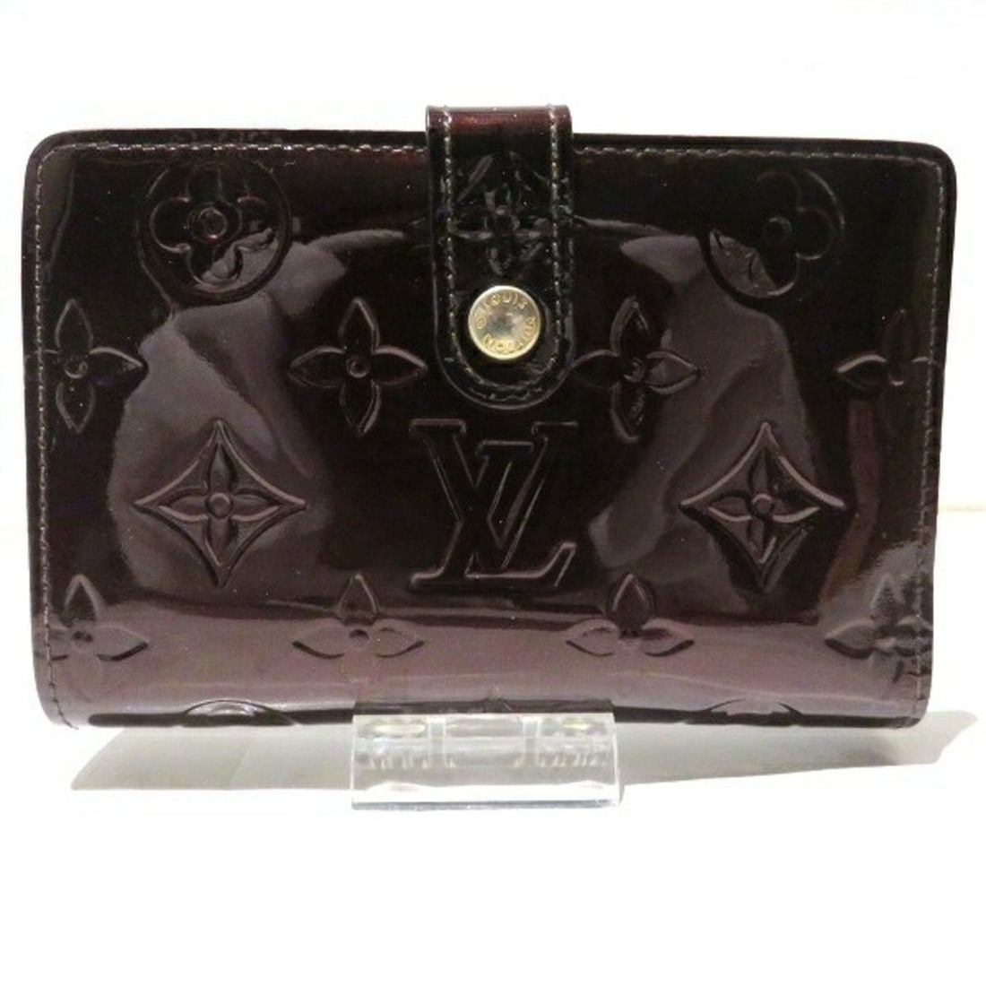 Louis Vuitton Monogram Vernis Portefeuille Viennese M91524 Bi-fold Wallet for Women: --- Catalog ---Category: SizeSize (HxWxD): 9cm x 13.5cm x 2.5cm / 3.54'' x 5.31'' x 0.98''Category: DesignType: Wallet (bi-fold)Color: Monogram, Rouge fauvisteGender: WomenMaterial: Monogram Vernis Ca