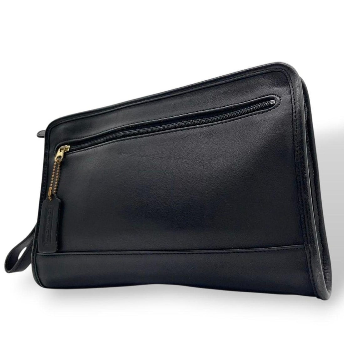 Coach second bag, black, old clutch leather, logo tag, gold hardware, COACH 9833 T7, for men and: --- Catalog ---Category: SizeSize (HxWxD): 20cm x 27cm x 6cm / 7.87'' x 10.62'' x 2.36''Category: DesignType: Clutch bagColor: BlackGender: Men,WomenMaterial: Leather Category: GeneralMPN: 9833Brand: 