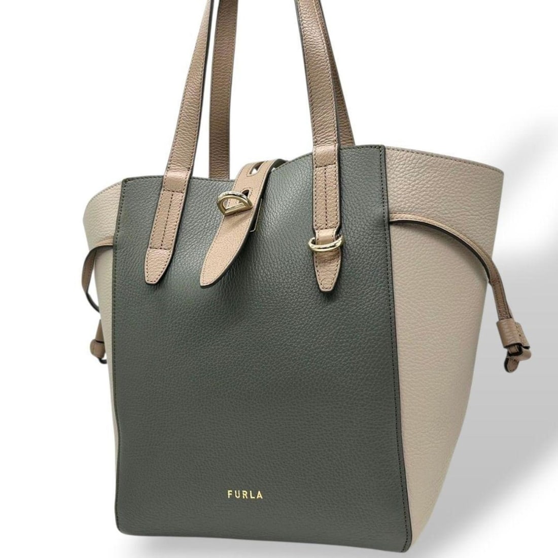 Furla tote bag, gray and beige, two-tone, size s21, one-shoulder, leather, can be worn over the: --- Catalog ---Category: SizeSize (HxWxD): 28cm x 40cm x 15cm / 11.02'' x 15.74'' x 5.9''Category: DesignType: Tote bagColor: Beige, Gray, GreenGender: WomenMaterial: Leather Category: GeneralBrand: F