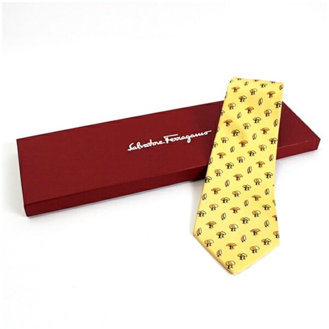 Salvatore Ferragamo Silk Tie Unused Men's: --- Catalog ---Category: SizeWidth: 9.5cm / 3.74''Category: DesignType: CravatColor: CreamGender: Men,WomenMaterial: Silk Category: GeneralBrand: Salvatore Ferragamo--- Item List ---Section: