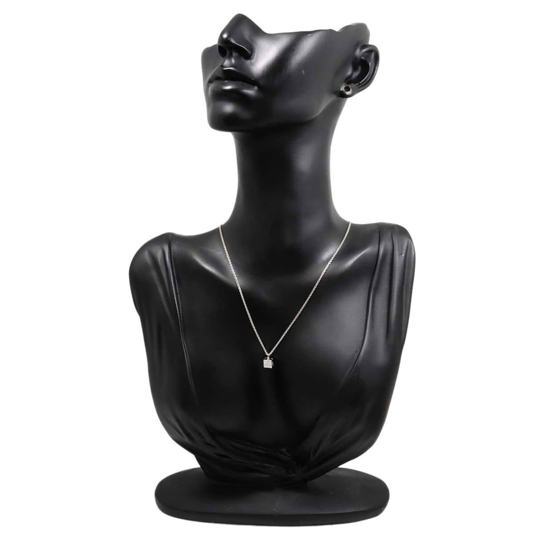 Christian Dior Dior CD logo necklace in silver and gold metal for women.: --- Catalog ---Category: SizePendant Size: 16mm x 16mm / 0.62'' x 0.62''Neck Circumference: 43 cm / 16.92''Category: DesignColor: Gold, SilverGender: WomenMaterial: MetalNecklace Type: NecklaceCategor