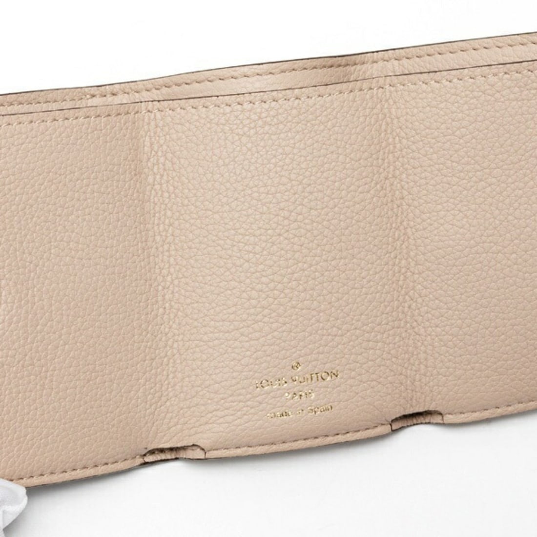 Christian Dior Vintage Red Gold Leather D9306 Belt for Women: --- Catalog ---Category: SizeWidth: 2.5cm / 0.98''Length: 90cm / 35.43''Buckle Size: 3cm x 3.5cm / 1.18'' x 1.37''Category: DesignType: Standard beltColor: Gold, Red colorGender: WomenSeason: VintageM