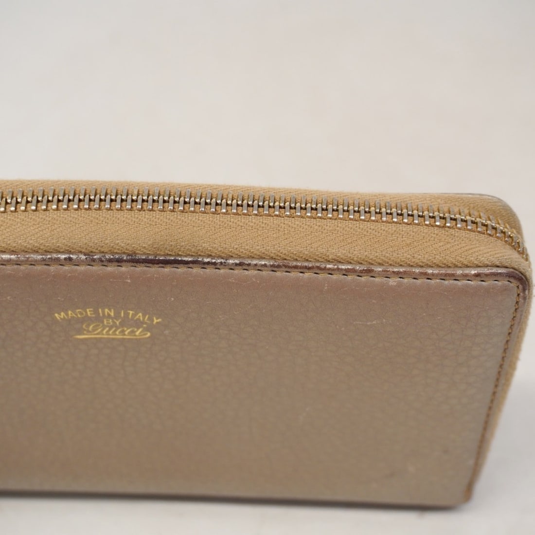 Salvatore Ferragamo Gancini Business Card Case in Navy and Black Leather for Men Women: --- Catalog ---Category: DesignType: Card caseColor: Black, NavyGender: Men,WomenMaterial: Leather Category: GeneralBrand: Salvatore Ferragamo--- Item List ---Section: ConditionRanking: Rank A Used -