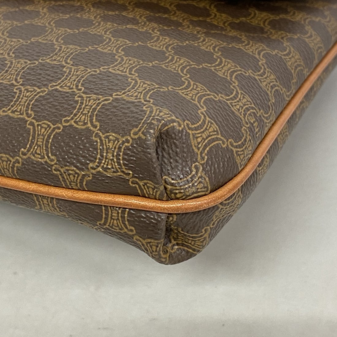 Burberry Brown Leather Nova Check Shoulder Bag for Women: --- Catalog ---Category: SizeSize (HxWxD): 20cm x 25cm x 7.5cm / 7.87'' x 9.84'' x 2.95''Category: DesignType: Shoulder bagColor: BrownGender: WomenMaterial: Leather Category: GeneralBrand: Burberry--