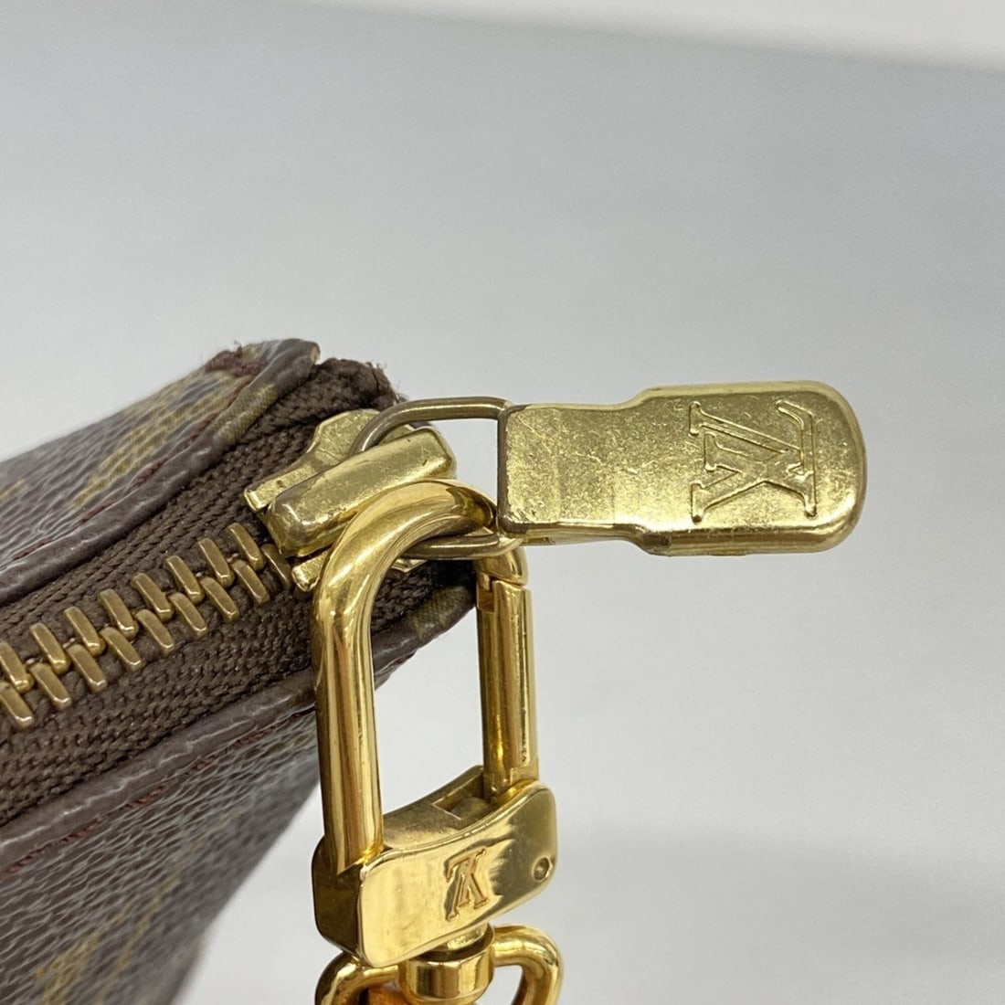GUCCI GG Marmont 6-key case, black x beige, Gucci, hook part missing: --- Catalog ---Category: DesignType: KeycaseColor: Beige, BlackGender: WomenNumber of Key Hooks: 6Category: GeneralBrand: GucciCategory: Physical PropertiesSize (HxWxD): 6.5cm x 9cm x 2cm / 2.55'' x 3