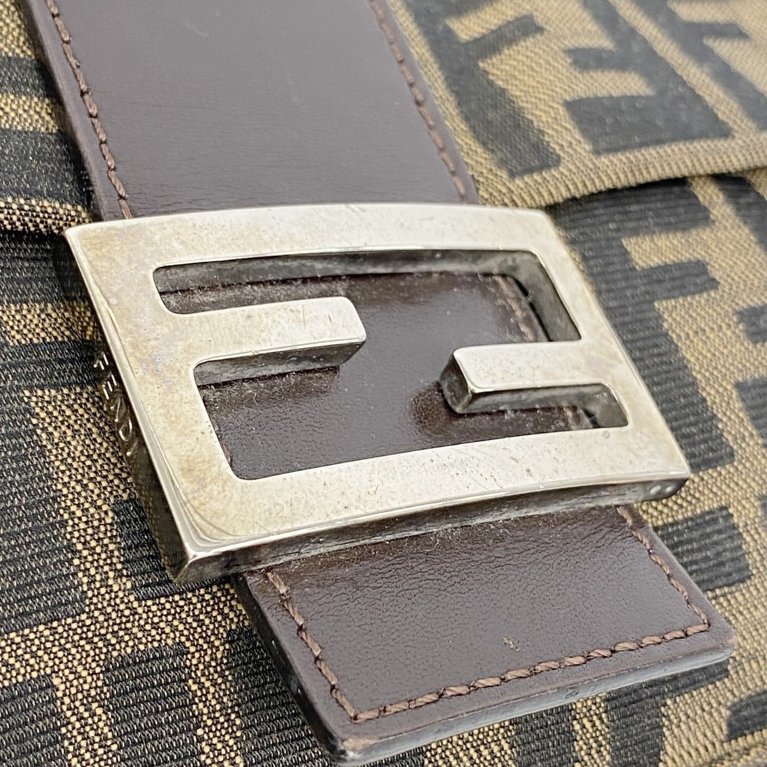Fendi silk tie for men: --- Catalog ---Category: SizeWidth: 8cm / 3.14''Category: DesignType: CravatColor: GrayGender: Men,WomenMaterial: Silk Category: GeneralBrand: Fendi--- Item List ---Section: ConditionRanking: Rank A