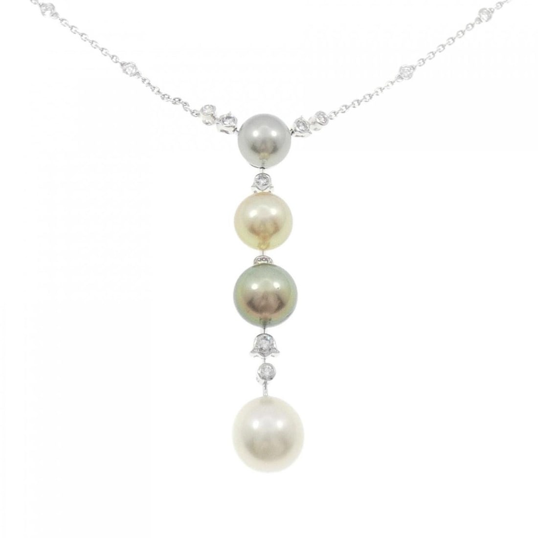 Cartier pearl necklace: --- Catalog ---Category: SizePendant Size: 82mm x 14.5mm / 3.22'' x 0.57''Neck Circumference: 39 cm / 15.35''Category: DesignColor: White goldStone: Diamond, PearlGender: WomenMaterial: White gold