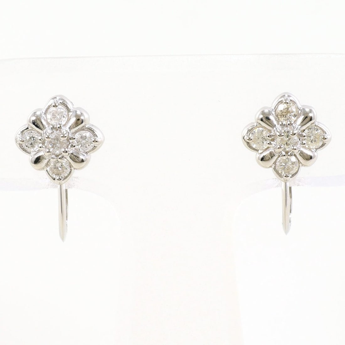 PT850 Platinum Earrings with 0.15 ct Diamonds, Total Weight 2.9g, Like New Condition.: --- Catalog ---Category: SizeWeight: 2.9g / 0.1oz.Category: DesignType: Clip earringsColor: PlatinumMetal: PlatinumStone: DiamondGender: WomenMaterial: Platinum 850Weight (ct.): 0.15Category: GeneralB