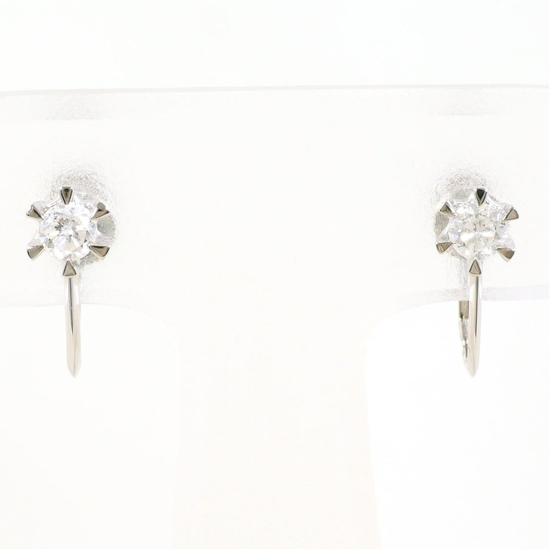 PT900 Platinum Earrings with 0.15 ct Diamonds, Total Weight 1.6g, Like New Condition.: --- Catalog ---Category: SizeWeight: 1.6g / 0.05oz.Category: DesignType: Clip earringsColor: PlatinumMetal: PlatinumStone: DiamondGender: WomenMaterial: Platinum 900Weight (ct.): 0.15Category: General