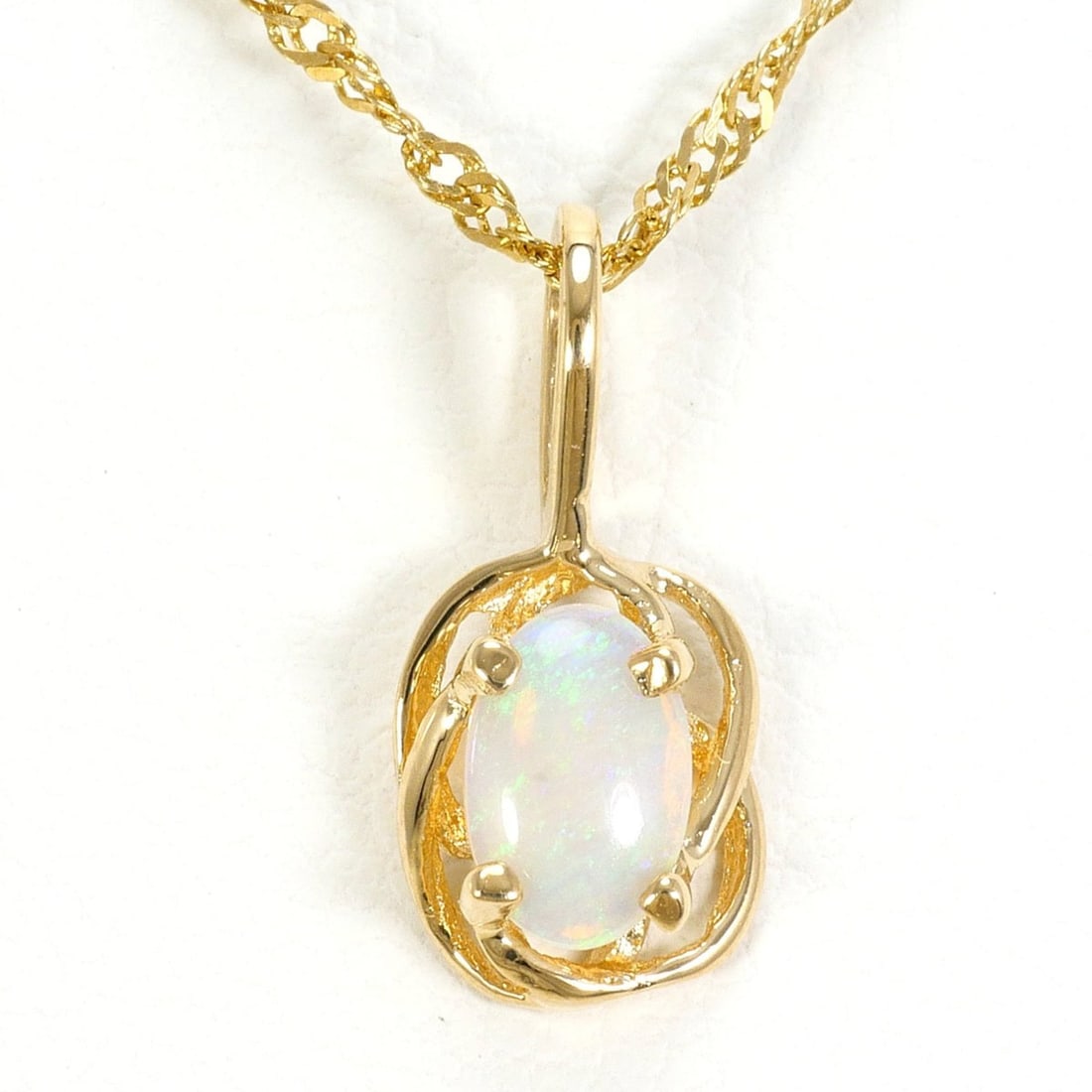 K14 14K Yellow Gold Necklace with Opal, Total Weight 1.4g, 42cm, Like New Condition: --- Catalog ---Category: SizeWeight: 1.4g / 0.04oz.Pendant Size: 14mm x 6mm / 0.55'' x 0.23''Neck Circumference: 42 cm / 16.53''Category: DesignColor: Yellow goldMetal: GoldStone: OpalGender: WomenMat