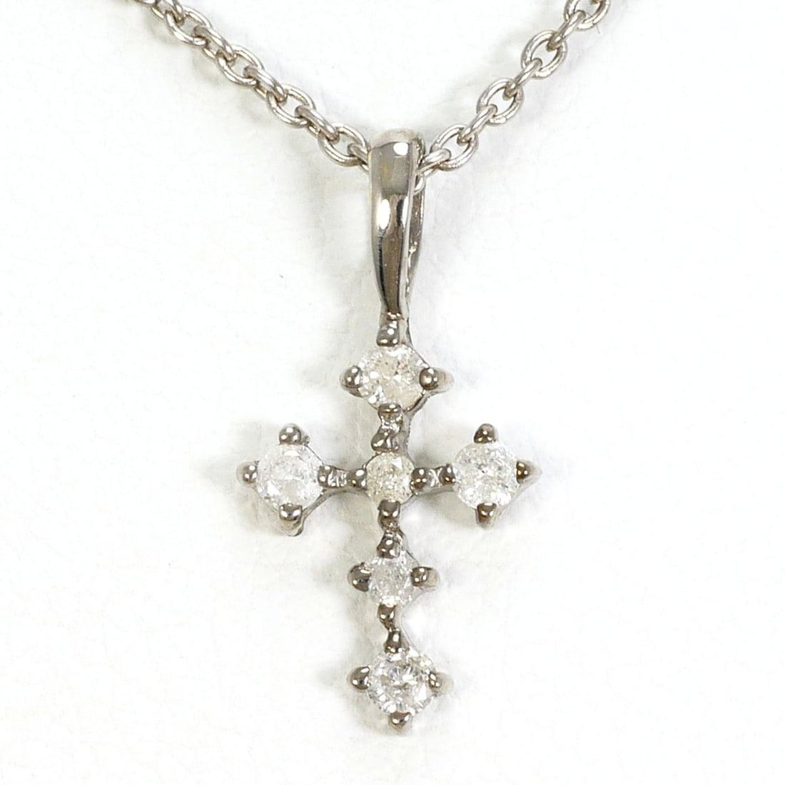 K10 10K WG White Gold Necklace with 0.1ct Diamond, Total Weight 1.7g, 44cm, Like New Condition: --- Catalog ---Category: SizeWeight: 1.7g / 0.05oz.Pendant Size: 14mm x 7mm / 0.55'' x 0.27''Neck Circumference: 44 cm / 17.32''Category: DesignColor: White goldMetal: White GoldStone: DiamondGender: 