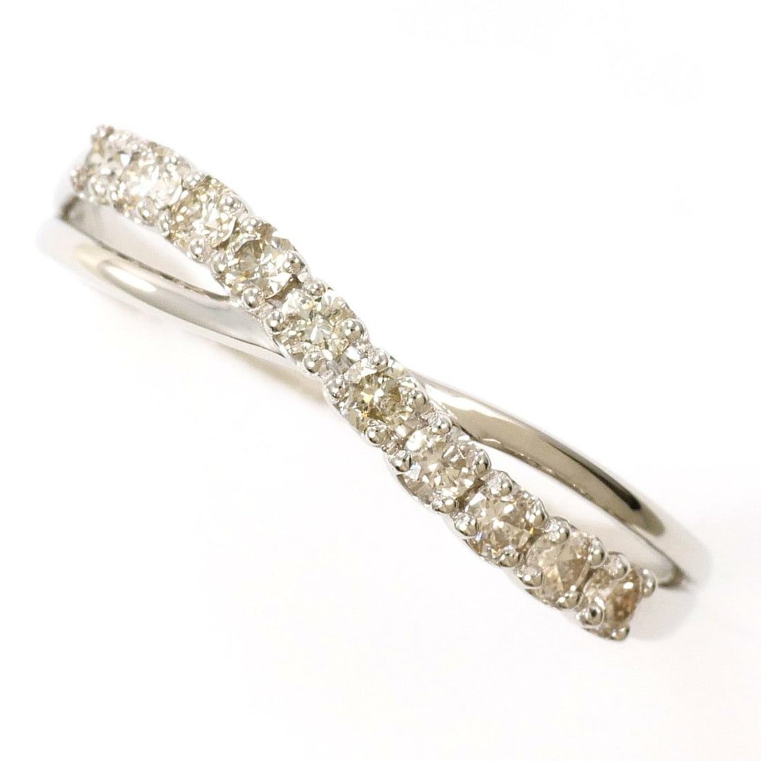 PT900 Platinum Ring, 1 Diamond (0.30ct), Total Weight 2.3g, Like New Condition.: --- Catalog ---Category: SizeWidth: 4mm / 0.16''Weight: 2.3g / 0.08oz.JP Size: 16US Size: 8Category: DesignType: Band ringColor: PlatinumMetal: PlatinumStone: DiamondGender: WomenMaterial: Platinum 90