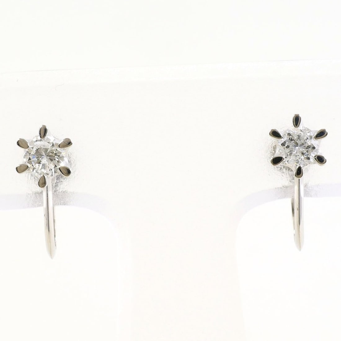 PT850 Platinum Earrings with 0.18ct Diamonds, Total Weight 1.9g, Like New Condition.: --- Catalog ---Category: SizeWeight: 1.9g / 0.06oz.Category: DesignType: Clip earringsColor: PlatinumMetal: PlatinumStone: DiamondGender: WomenMaterial: Platinum 850Weight (ct.): 0.18Category: General