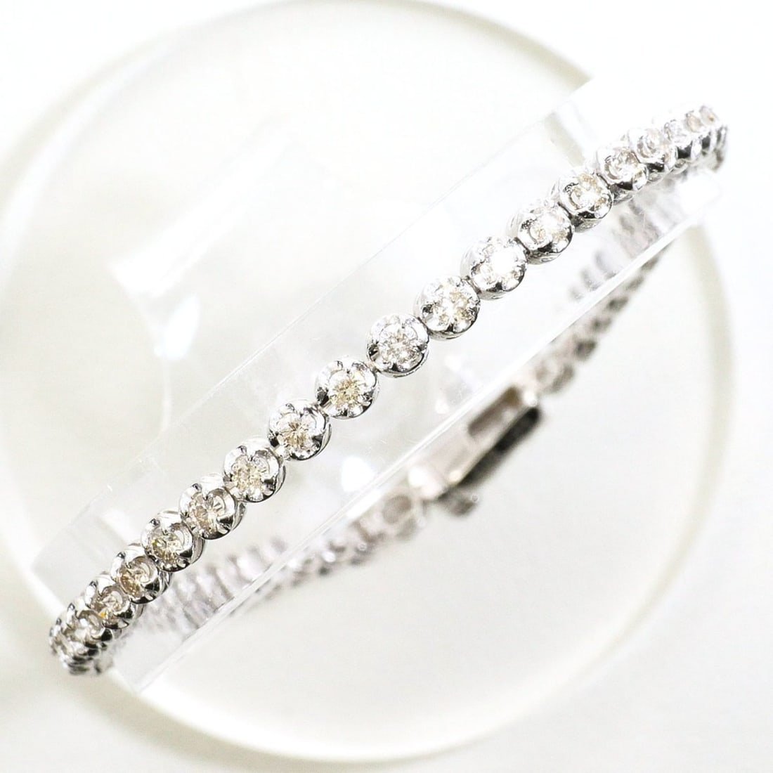 PT900 Platinum Bracelet with 2.00ct Diamonds, Certificate of Authenticity, Total Weight 8.4g,: --- Catalog ---Category: SizeLength: 17.5cm / 6.88''Weight: 8.4g / 0.29oz.Category: DesignType: Charm braceletColor: PlatinumMetal: PlatinumStone: DiamondGender: WomenMaterial: Platinum 900Weight (ct.
