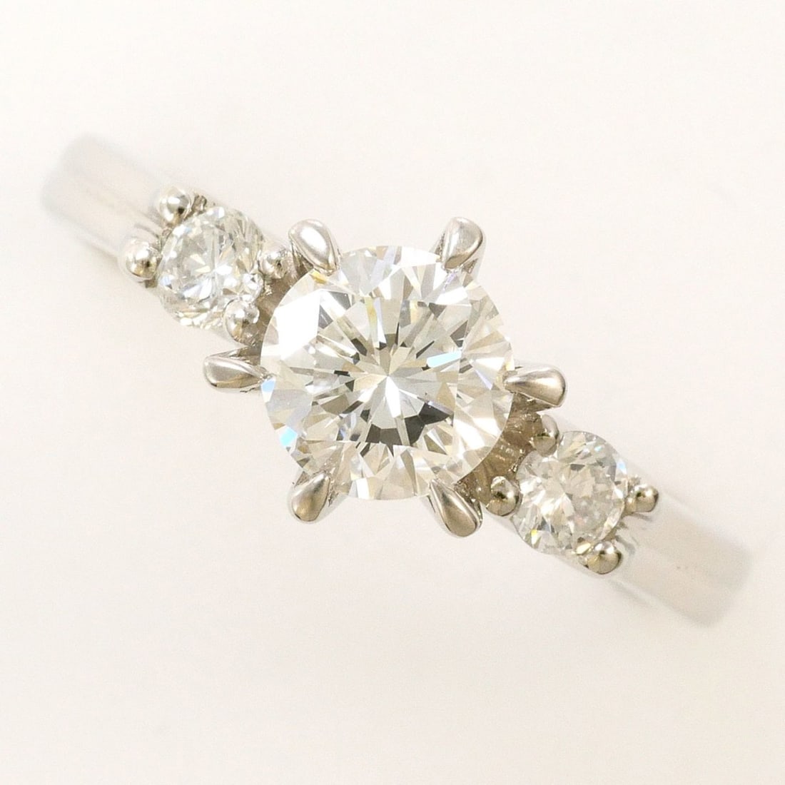 PT900 Platinum Ring, 1 Diamond (0.852ct) and 0.22ct (VS1 clarity), Certified, Total Weight 5.4g,: --- Catalog ---Category: SizeWidth: 8mm / 0.31''Weight: 5.4g / 0.19oz.JP Size: 12US Size: 6.5Category: DesignType: Band ringColor: PlatinumMetal: PlatinumStone: DiamondGender: WomenMaterial: Platinum 