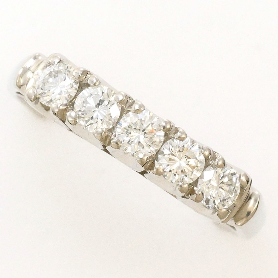 PT900 Platinum Ring with 1 Diamond (no carat marking), Certificate of Authenticity, Total Weight: --- Catalog ---Category: SizeWidth: 4mm / 0.16''Weight: 4.7g / 0.16oz.JP Size: 15US Size: 7.5Category: DesignType: Band ringColor: PlatinumMetal: PlatinumStone: DiamondGender: WomenMaterial: Platinum 