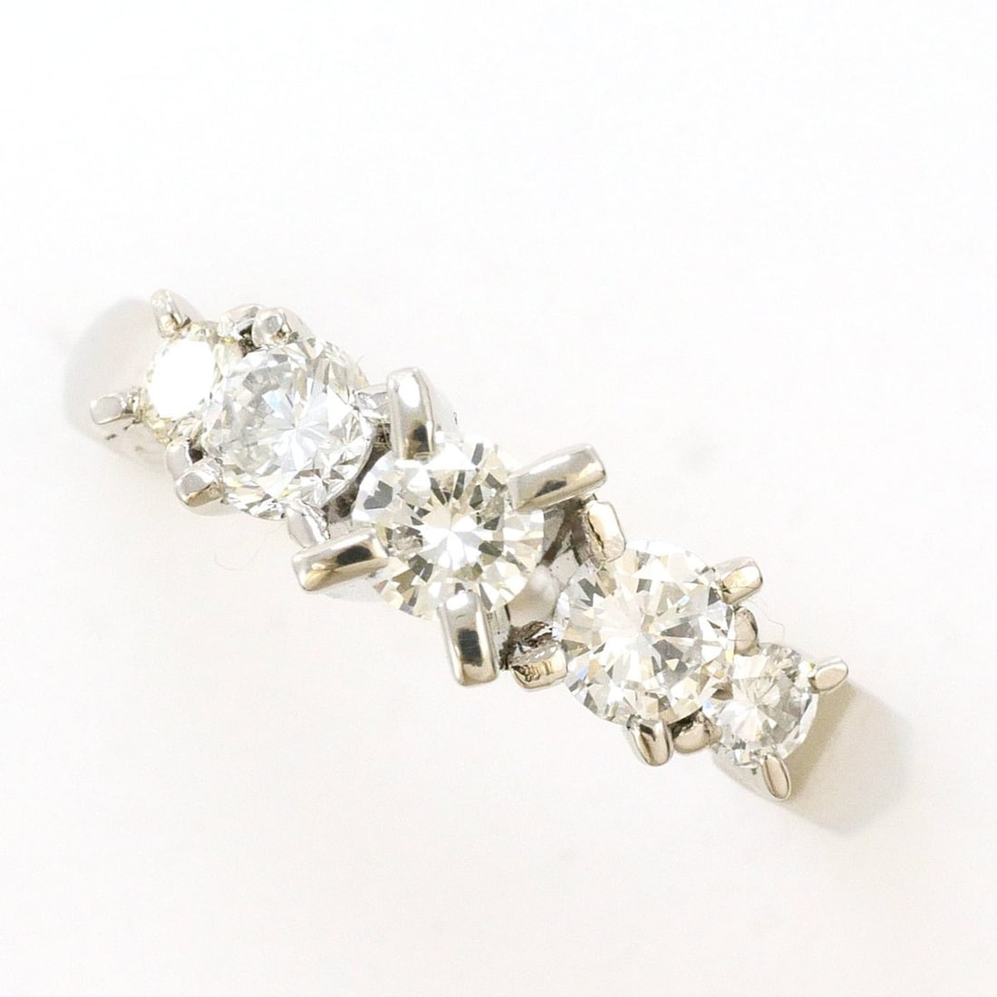 PT900 Platinum Ring with 1 Diamond (0.70 ct), Certificate of Authenticity, Total Weight 5.0g, Like: --- Catalog ---Category: SizeWidth: 5mm / 0.2''Weight: 5g / 0.17oz.JP Size: 11US Size: 6Category: DesignType: Band ringColor: PlatinumMetal: PlatinumStone: DiamondGender: WomenMaterial: Platinum 900We