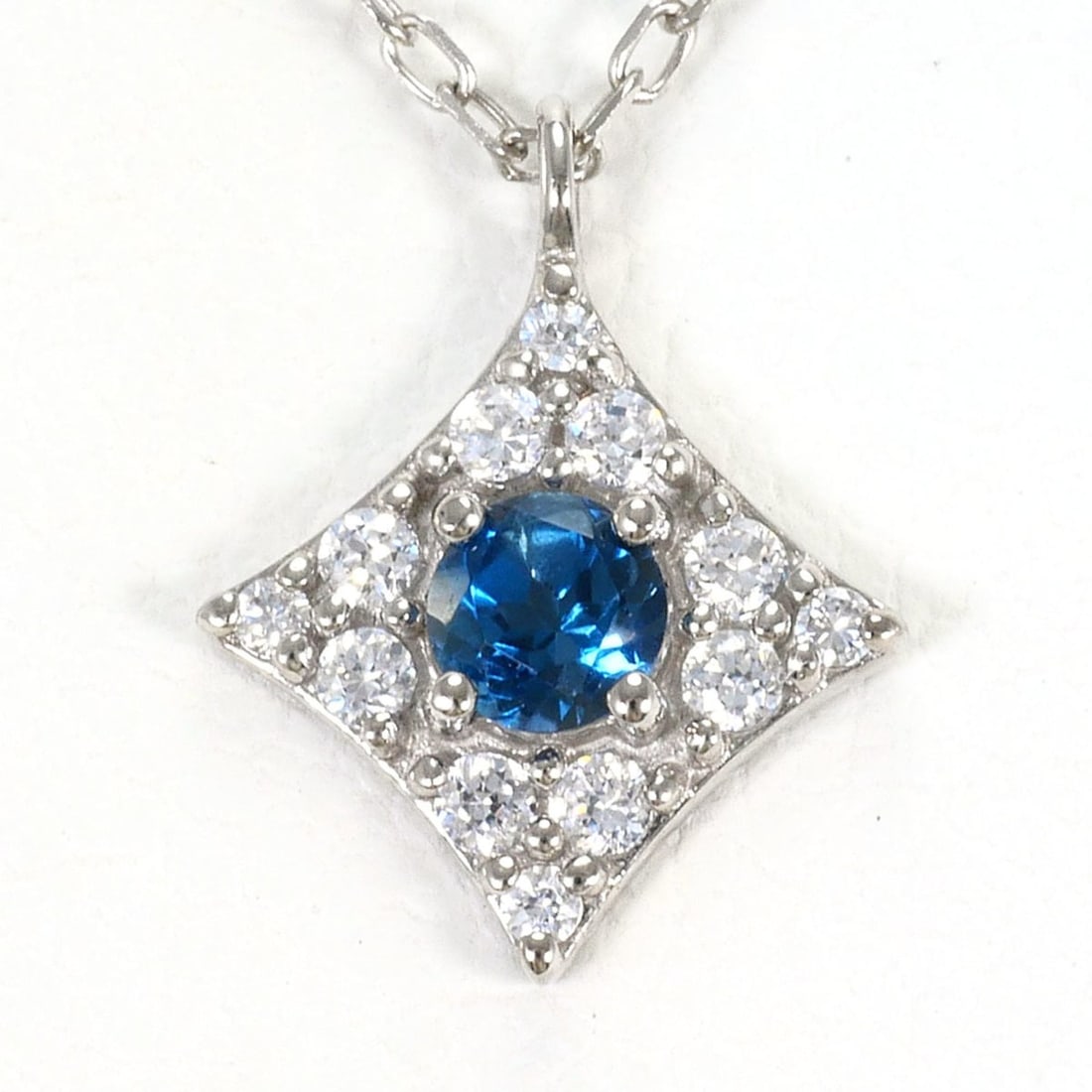 K10 10K WG White Gold Necklace with Blue Topaz and Zirconia, Total Weight 1.0g, 40cm, Like New: --- Catalog ---Category: SizeWeight: 1g / 0.03oz.Pendant Size: 10mm x 9mm / 0.39'' x 0.35''Neck Circumference: 40 cm / 15.74''Category: DesignColor: Blue, White goldMetal: White GoldStone: Cubic zirco
