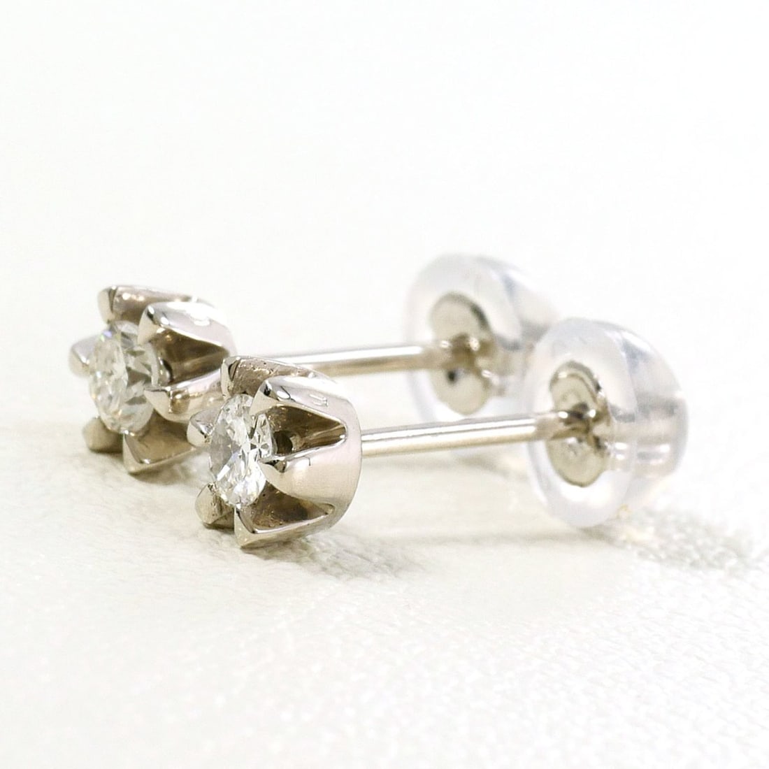 PT900 Platinum Earrings with 0.07 ct Diamonds, Total Weight 0.9g, Like New Condition. (1 of 11)