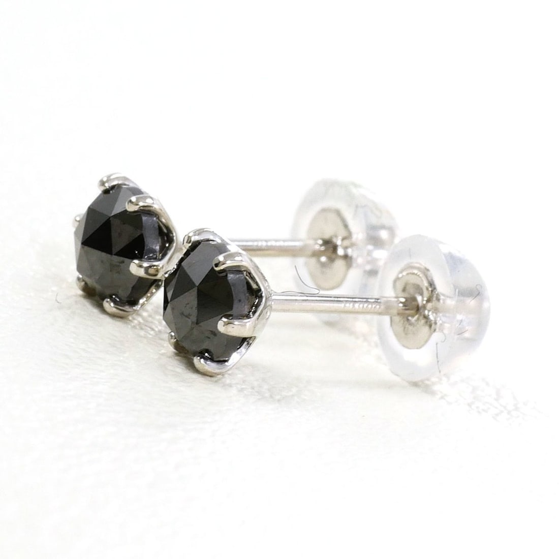 PT900 Platinum Earrings with Black Diamonds, 0.26 ct, Total Weight 0.5g, Like New Condition.: --- Catalog ---Category: SizeWeight: 0.5g / 0.01oz.Category: DesignType: Stud earringsColor: Black, PlatinumMetal: PlatinumStone: DiamondGender: Women,MenMaterial: Platinum 900Weight (ct.): 0.26Catego