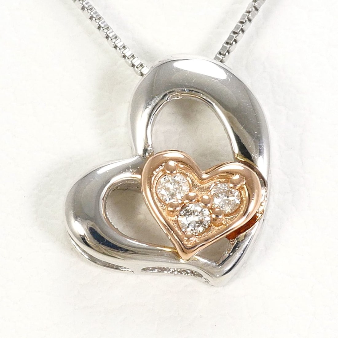 K10 10K WG White Gold Necklace with 0.03ct Diamond, Total Weight 1.4g, 40cm, Like New Condition: --- Catalog ---Category: SizeWeight: 1.4g / 0.04oz.Pendant Size: 9mm x 7mm / 0.35'' x 0.27''Neck Circumference: 40 cm / 15.74''Category: DesignColor: Pink gold, White goldMetal: Gold, White GoldStone: