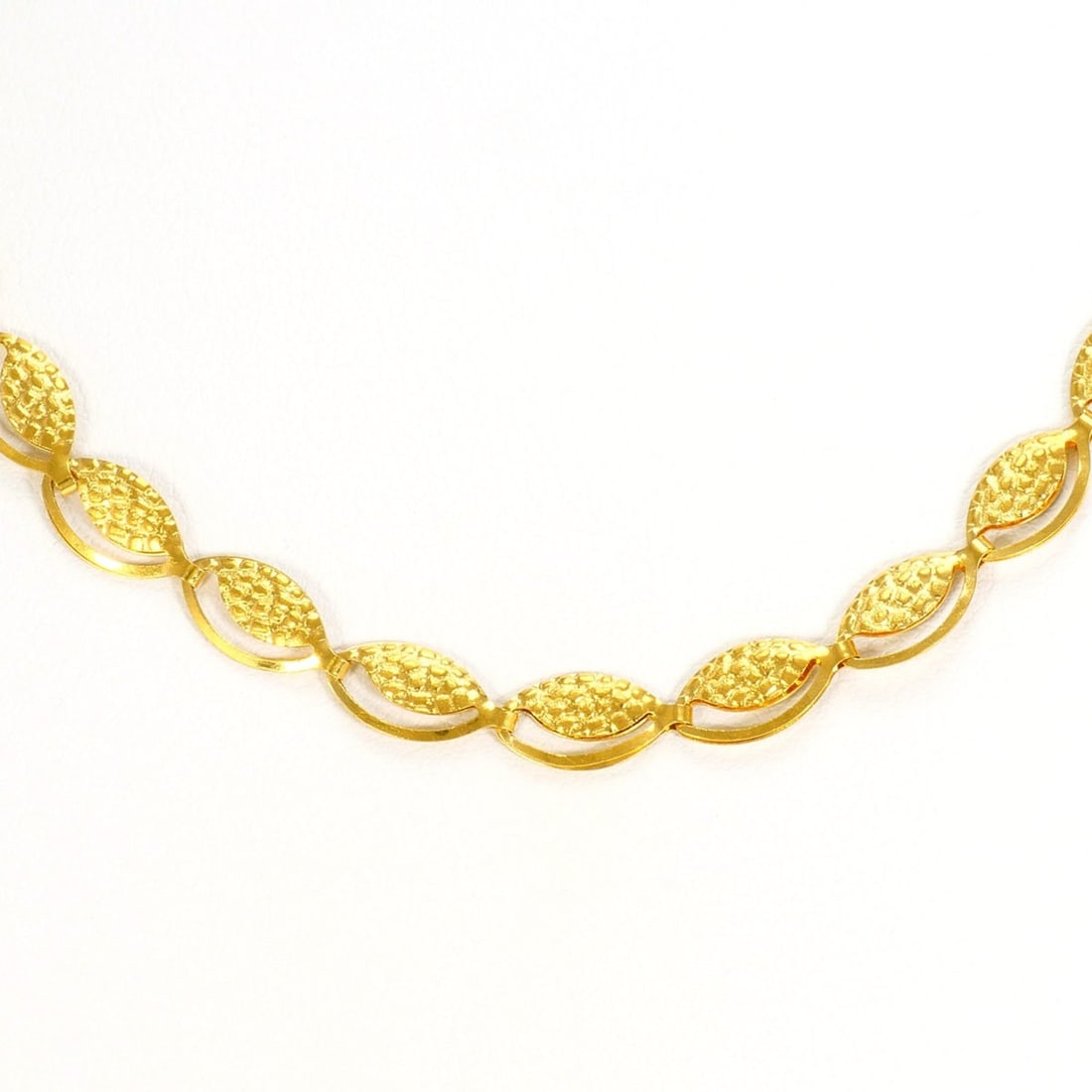 K24 24K YG Yellow Gold Necklace, Total Weight 5.9g, 41cm, Like New Condition: --- Catalog ---Category: SizeWeight: 5.9g / 0.2oz.Neck Circumference: 41 cm / 16.14''Category: DesignColor: Yellow goldMetal: GoldGender: WomenMaterial: Yellow gold (24K)Metal Purity: 24KNecklace Type