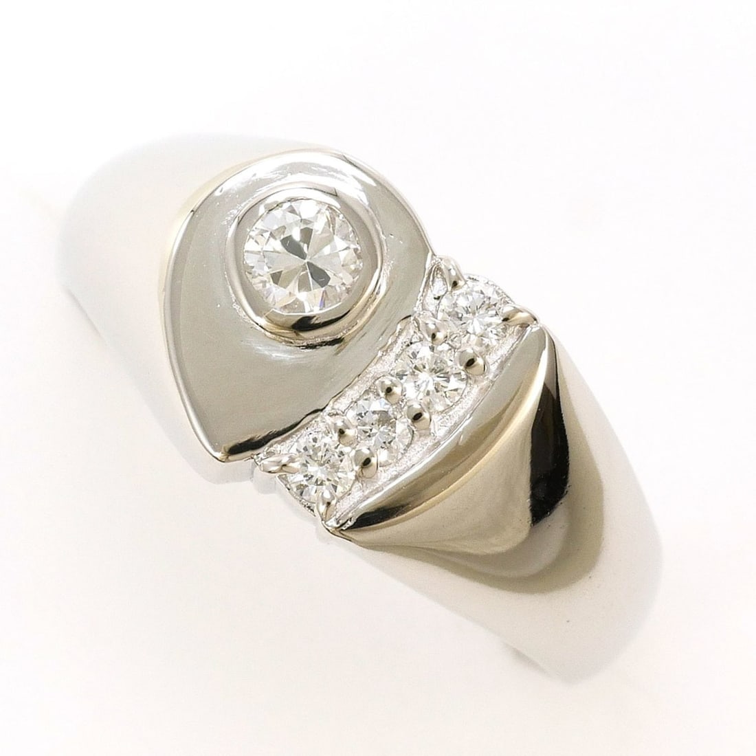 Pm900 Platinum Ring with 1 Diamond (0.24 ct), Certificate of Authenticity, Total Weight 7.6g, Like: --- Catalog ---Category: SizeWidth: 9mm / 0.35''Weight: 7.6g / 0.26oz.JP Size: 11US Size: 6Category: DesignType: Band ringColor: PlatinumMetal: PlatinumStone: DiamondGender: WomenMaterial: Platinum 90