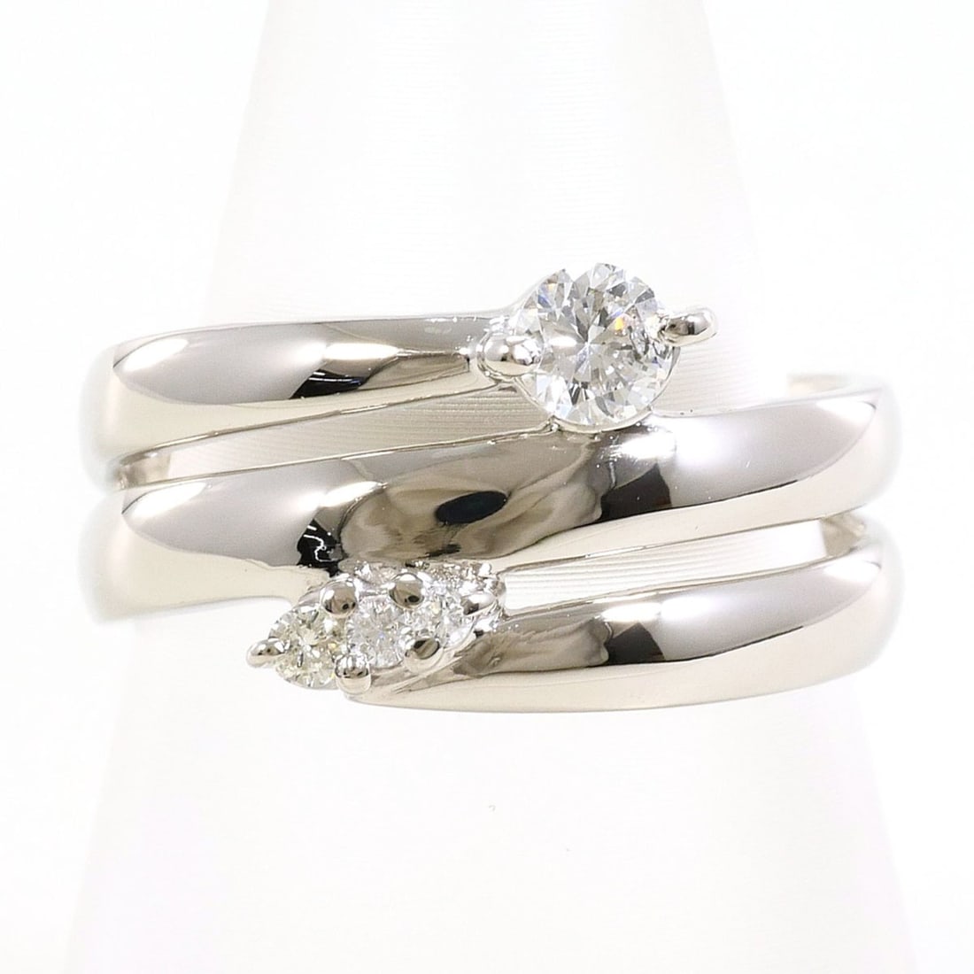 PT900 Platinum Ring with 1 Diamond (0.26 ct), Certificate of Authenticity, Total Weight 6.0g, Like: --- Catalog ---Category: SizeWidth: 10mm / 0.39''Weight: 6g / 0.21oz.JP Size: 12US Size: 6.5Category: DesignType: Band ringColor: PlatinumMetal: PlatinumStone: DiamondGender: WomenMaterial: Platinum 9