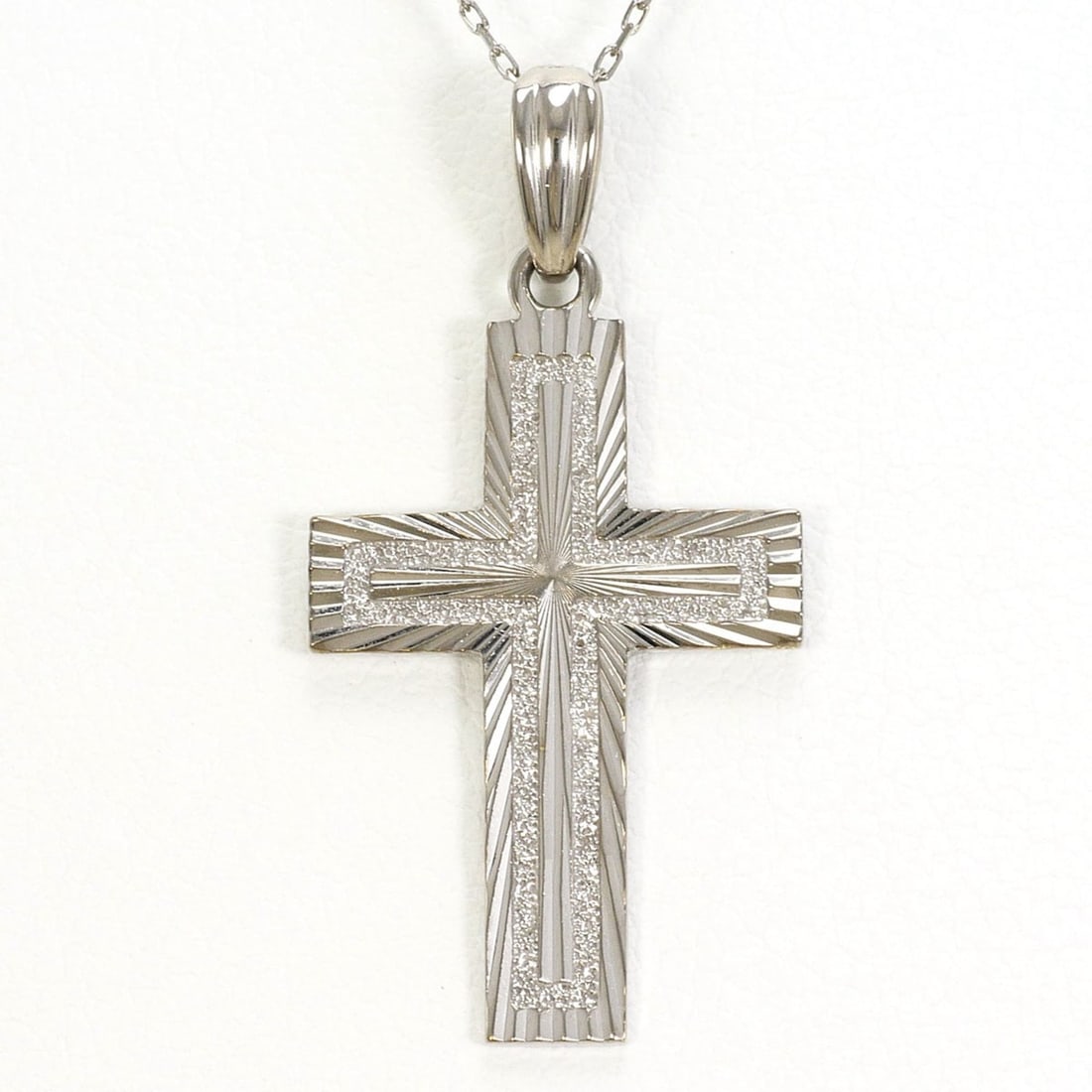 K10 10K WG White Gold Necklace, Total Weight 1.7g, 39cm, Like New Condition: --- Catalog ---Category: SizeWeight: 1.7g / 0.05oz.Pendant Size: 29mm x 14mm / 1.14'' x 0.55''Neck Circumference: 39 cm / 15.35''Category: DesignColor: White goldMetal: White GoldGender: WomenMaterial