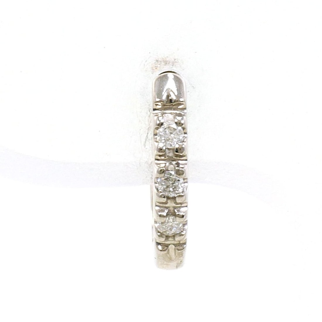 K10 10K WG White Gold Earring (Single Earring) with Diamond (No Carat Markings), Total Weight 0.5g,: --- Catalog ---Category: SizeWeight: 0.5g / 0.01oz.Category: DesignType: Hoop earringsColor: White goldMetal: White GoldStone: DiamondGender: WomenMaterial: White gold (10K)Metal Purity: 10KSingle ear