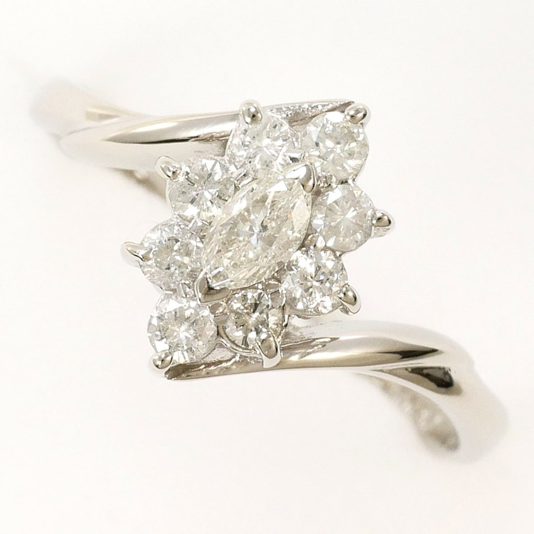 PT900 Platinum Ring with 0.31 ct Diamond, Total Weight 2.4g, Like New Condition.: --- Catalog ---Category: SizeWidth: 9mm / 0.35''Weight: 2.4g / 0.08oz.JP Size: 7US Size: 4Category: DesignType: Band ringColor: PlatinumMetal: PlatinumStone: DiamondGender: WomenMaterial: Platinum 900