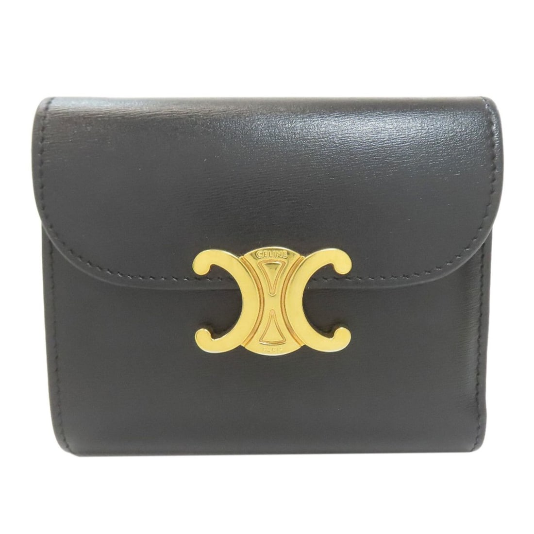 Celine Small Flap Wallet Triomphe Bi-fold (with coin purse) Leather Women's CELINE: --- Catalog ---Category: SizeSize (HxWxD): 9cm x 10.5cm x 2cm / 3.54'' x 4.13'' x 0.78''Category: DesignType: Wallet (bi-fold)Color: BlackGender: WomenMaterial: Leather Category: GeneralBrand: Celine-