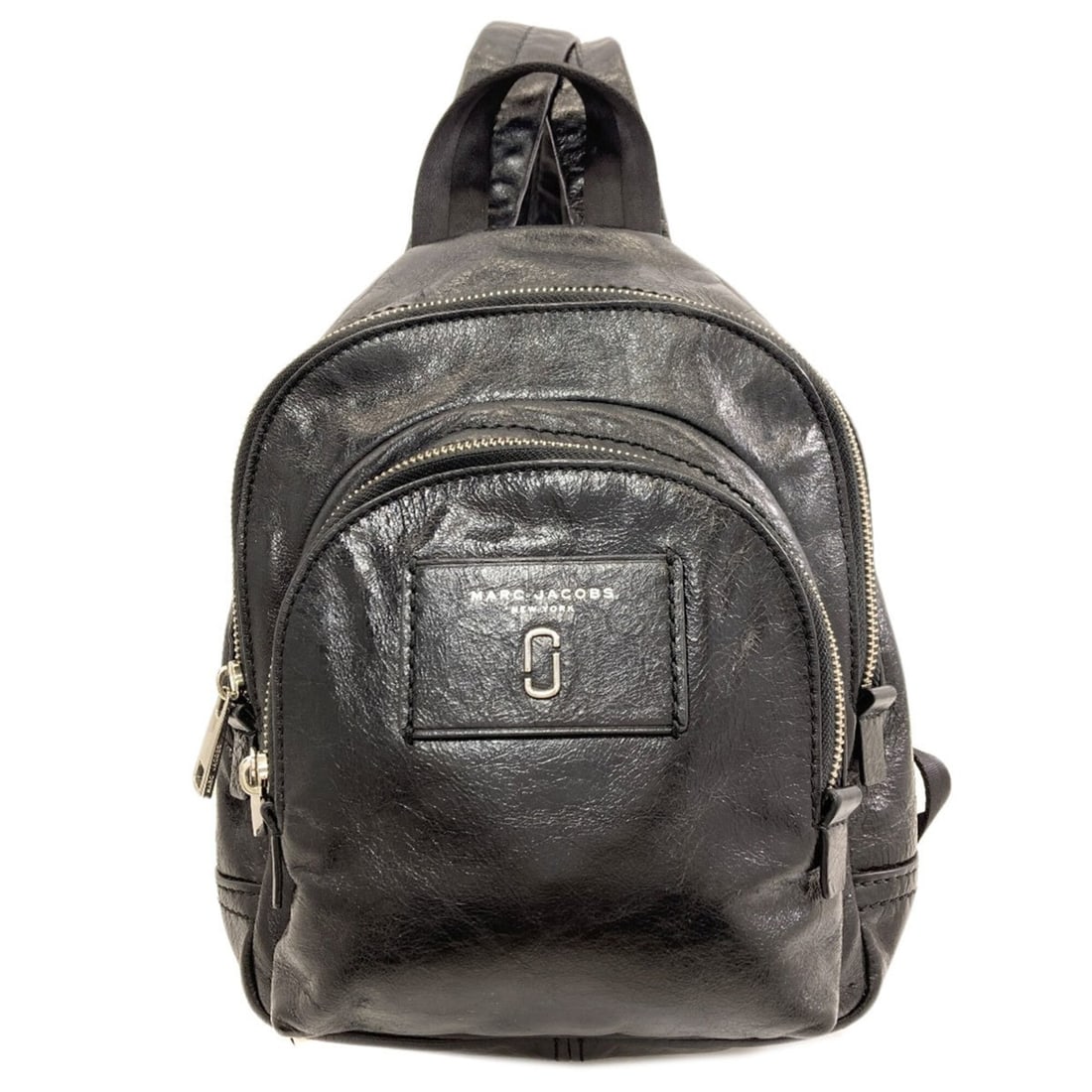 Marc Jacobs Logo Backpack/Daypack Leather Bag for Women: --- Catalog ---Category: SizeSize (HxWxD): 27cm x 20cm x 8.5cm / 10.62'' x 7.87'' x 3.34''Category: DesignType: BackpackColor: BlackGender: WomenMaterial: Leather Category: GeneralBrand: Marc Jacobs--