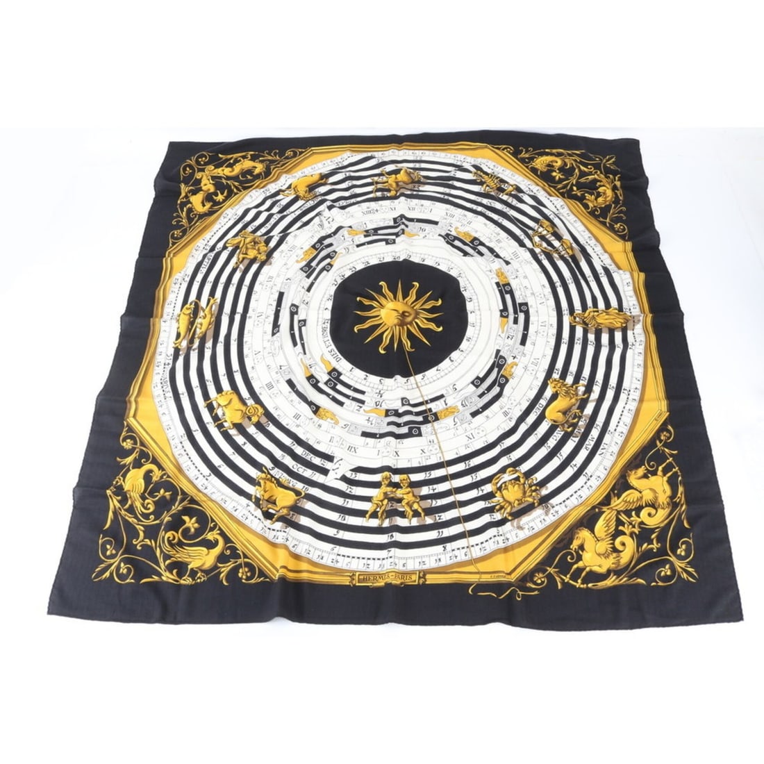 Hermes Carre Géant 140 DIES ET HORE Astrology Cashmere Silk Scarf Muffler for Women: --- Catalog ---Category: SizeSize (LxW): 1.36m x 1.36m / 53.54'' x 53.54''Category: DesignType: ScarfColor: Black, White, YellowGender: WomenMaterial: Cashmere 65%, Silk 35%Category: GeneralBrand: Her
