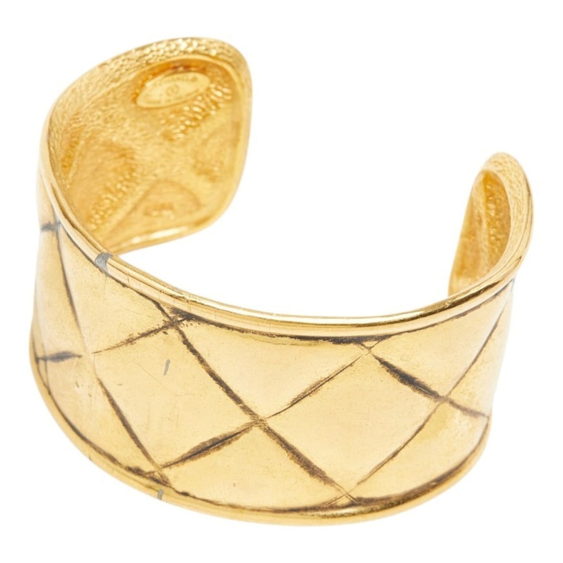 Chanel Matelassé Bangle, Gold Plated, Women's CHANEL: --- Catalog ---Category: SizeLength: 17.5cm / 6.88''Category: DesignType: BangleColor: GoldGender: WomenCategory: GeneralBrand: Chanel--- Item List ---Section: ConditionRanking: Rank B Used - Traces o