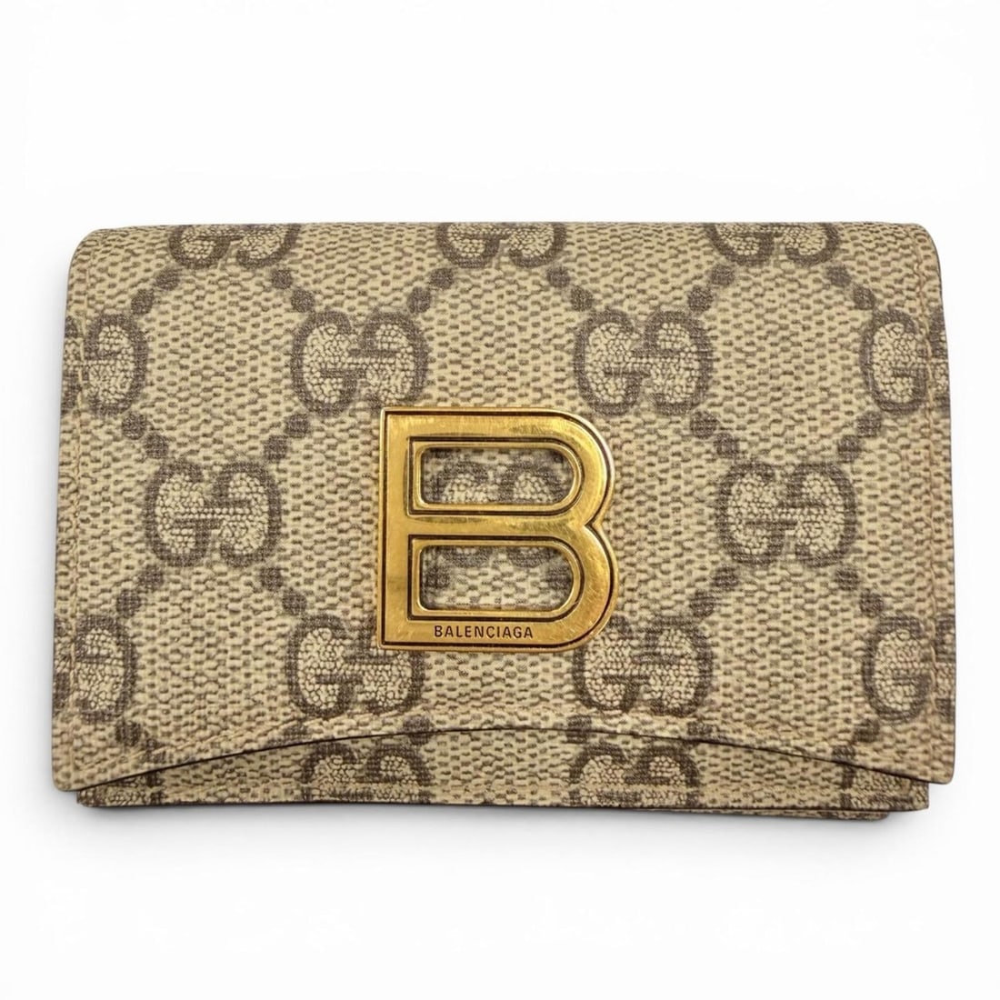 GUCCI x BALENCIAGA 681700 GG Supreme Canvas The Hacker Project Logo Plate Compact Tri-fold Wallet: --- Catalog ---Category: SizeSize (HxWxD): 7.5cm x 9.5cm x 3.5cm / 2.95'' x 3.74'' x 1.37''Category: DesignType: Wallet (tri-fold)Color: Beige, BrownGender: WomenMaterial: GG Supreme Category: General