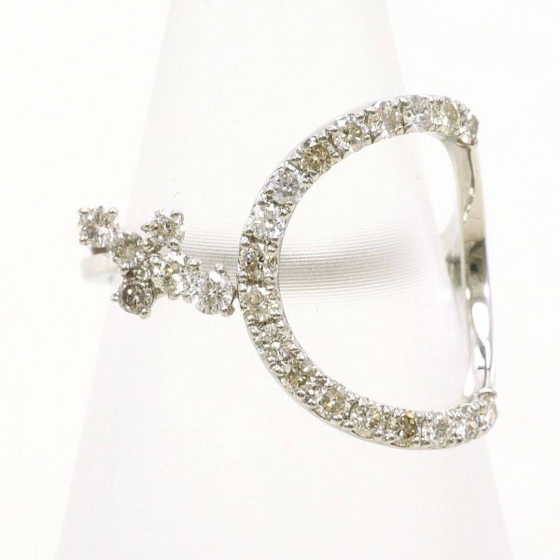 PT900 Platinum Ring with 0.40ct Diamond, Total Weight Approx. 2.8g, Used Jewelry, Like New Condition: --- Catalog ---Category: SizeWidth: 15mm / 0.59''Weight: 2.8g / 0.09oz.JP Size: 7US Size: 4Category: DesignType: Band ringColor: PlatinumMetal: PlatinumStone: DiamondGender: WomenMaterial: Platinum 90