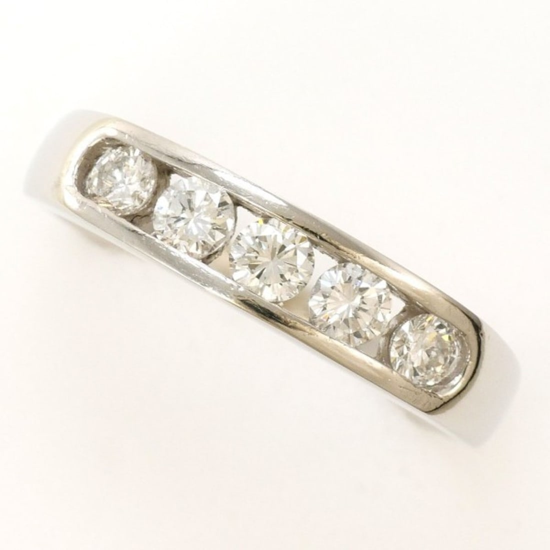 PT900 Platinum Ring, 1 Diamond (0.52 carat), with Certificate of Authenticity, Total Weight Approx.: --- Catalog ---Category: SizeWidth: 4mm / 0.16''Weight: 5.5g / 0.19oz.JP Size: 14US Size: 7Category: DesignType: Band ringColor: PlatinumMetal: PlatinumStone: DiamondGender: WomenMaterial: Platinum 90