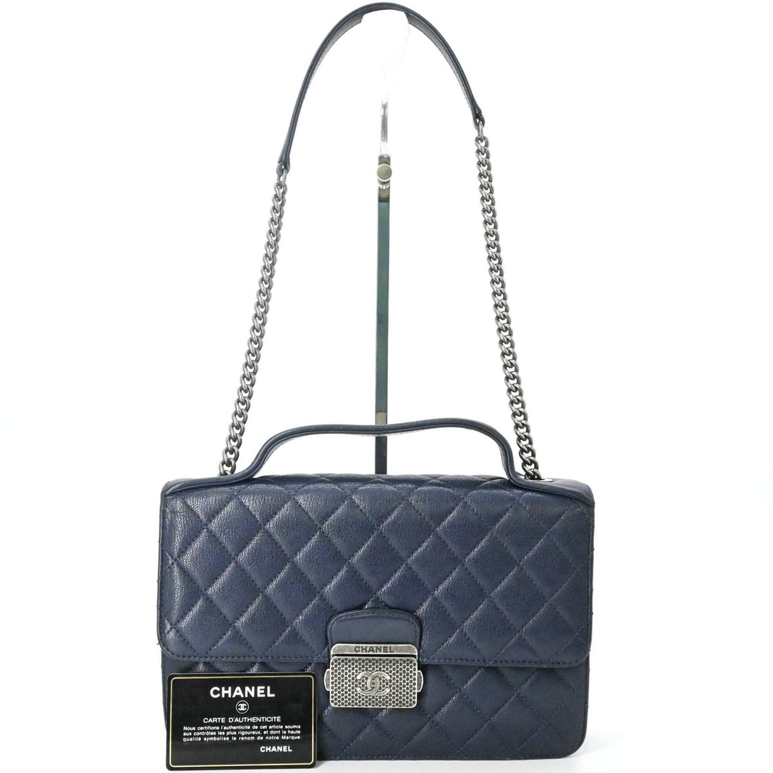 CHANEL Matelassé Shoulder Bag/Handbag with Chain, Navy, Women's: --- Catalog ---Category: SizeSize (HxWxD): 16cm x 25cm x 8cm / 6.29'' x 9.84'' x 3.14''Category: DesignType: Handbag, Shoulder bagColor: NavyGender: WomenMaterial: Leather Category: GeneralBrand: Chan
