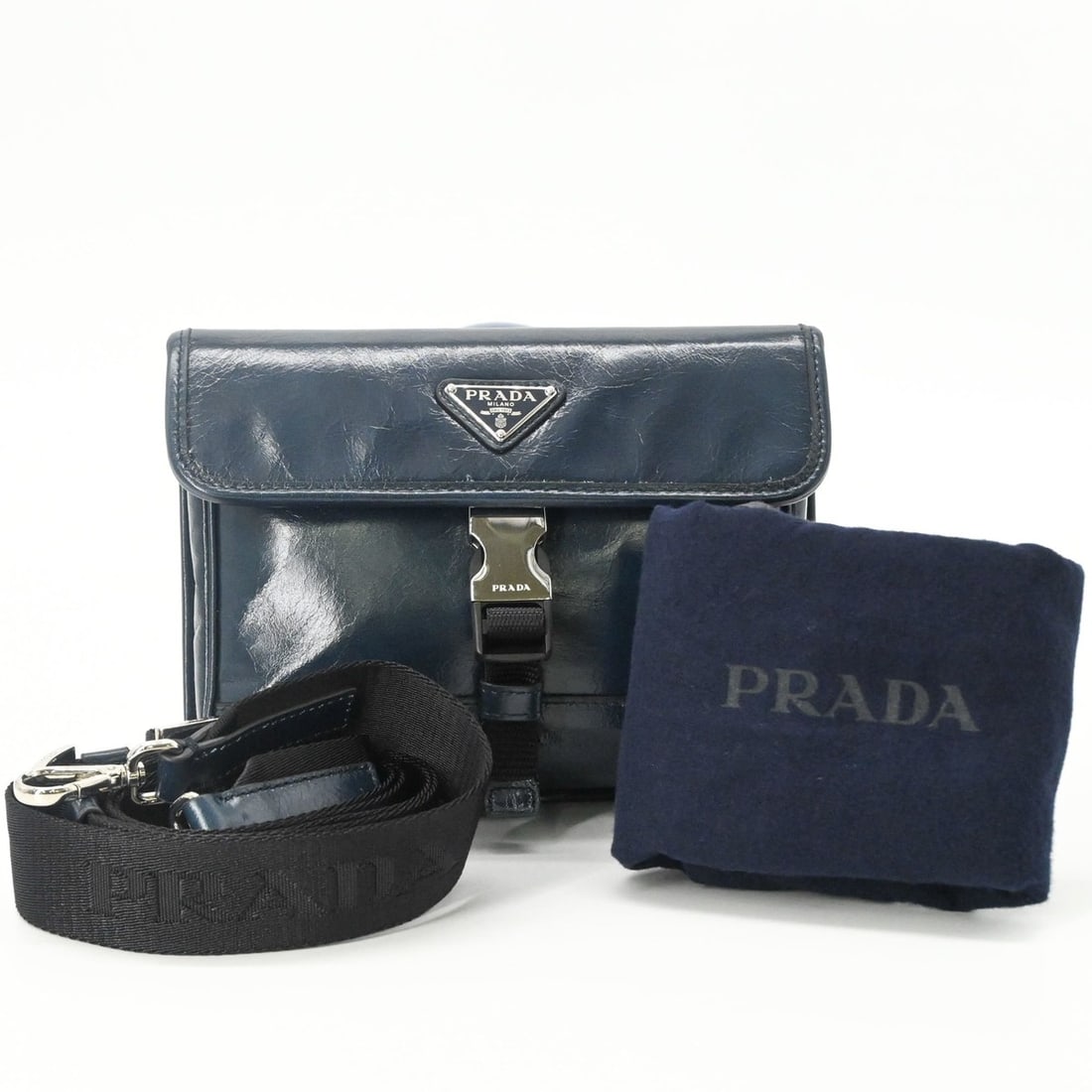 PRADA Softlook Leather Shoulder Bag/Body Bag, Tessuto, Navy: --- Catalog ---Category: SizeSize (HxWxD): 13cm x 18cm x 3cm / 5.11'' x 7.08'' x 1.18''Category: DesignType: Shoulder bag, Sling bagColor: NavyGender: Men,WomenMaterial: Leather Category: GeneralBrand