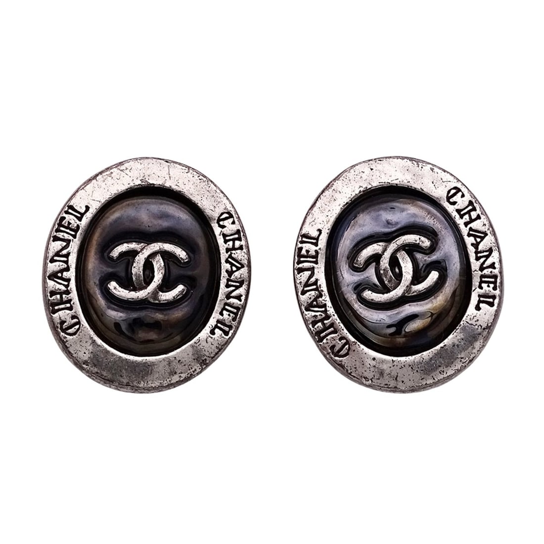 Chanel earrings for women, brand name, black and silver, Coco mark, oval.: --- Catalog ---Category: SizeSize (HxWxD): 25.70mm x 22.40mm / 1.01'' x 0.88''Category: DesignType: Clip earringsColor: Black, SilverFinish: Gold platedGender: WomenCategory: GeneralBrand: ChanelCount