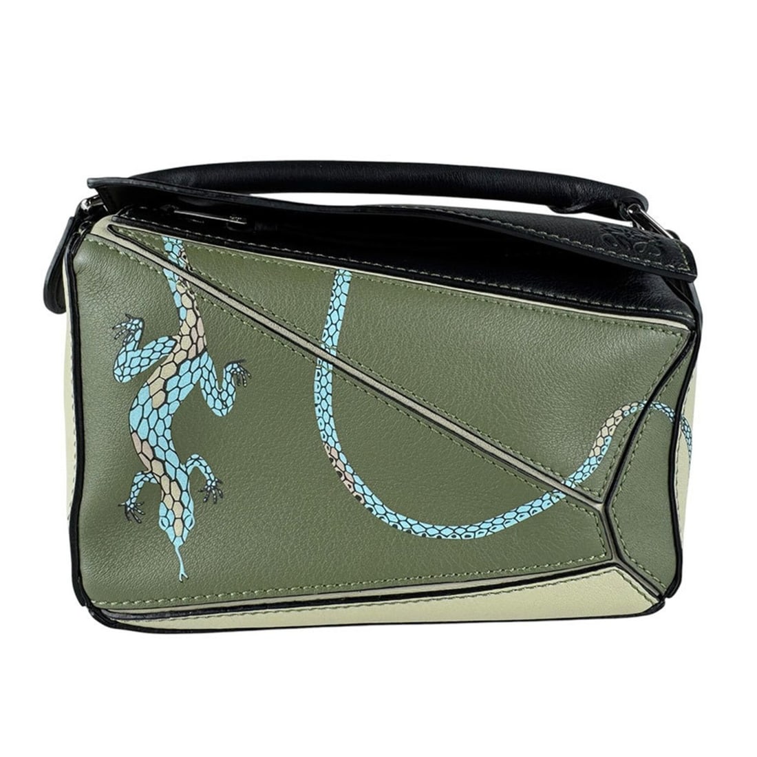 Loewe Paula's Ibiza Puzzle Bag Mini Leather Shoulder Bag, Green, Women's (z9771): --- Catalog ---Category: SizeSize (HxWxD): 12cm x 17cm x 7cm / 4.72'' x 6.69'' x 2.75''Category: DesignType: Shoulder bagColor: GreenGender: WomenMaterial: Leather Category: GeneralBrand: LoeweCountry