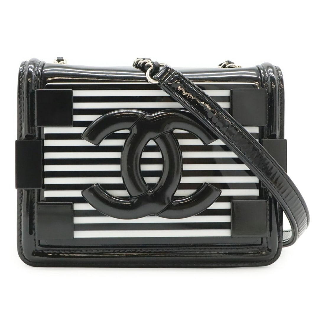 CHANEL Lego Boy Plastic Coco Mark Border Chain Shoulder Bag Pouch Leather Black White: --- Catalog ---Category: SizeSize (HxWxD): 12cm x 15.5cm x 3.5cm / 4.72'' x 6.1'' x 1.37''Category: DesignType: Pochette, Shoulder bagColor: Black, WhiteGender: WomenMaterial: Plastic , Patent leather
